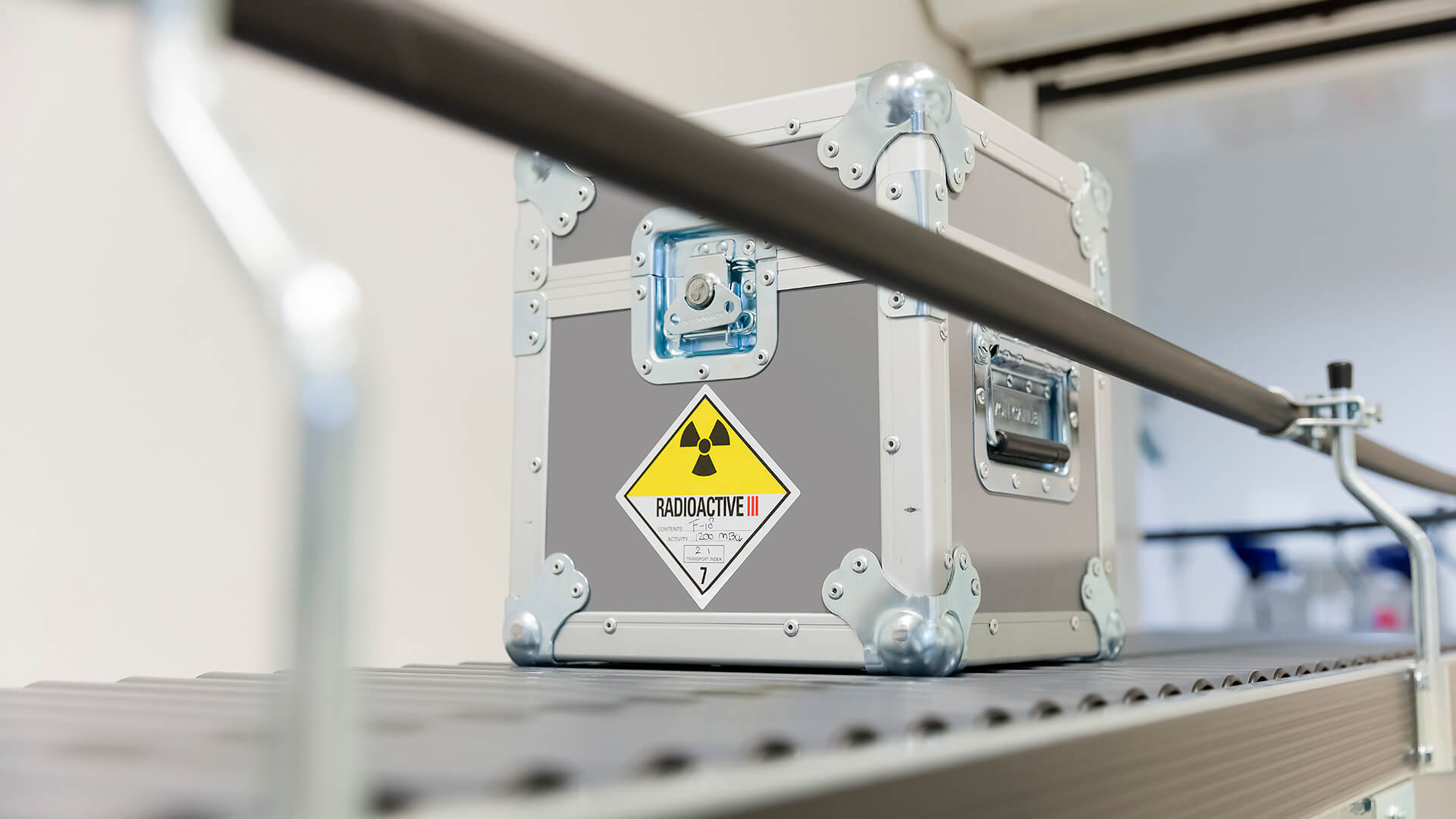 Single-use vs. multi-use radiopharmaceutical packaging