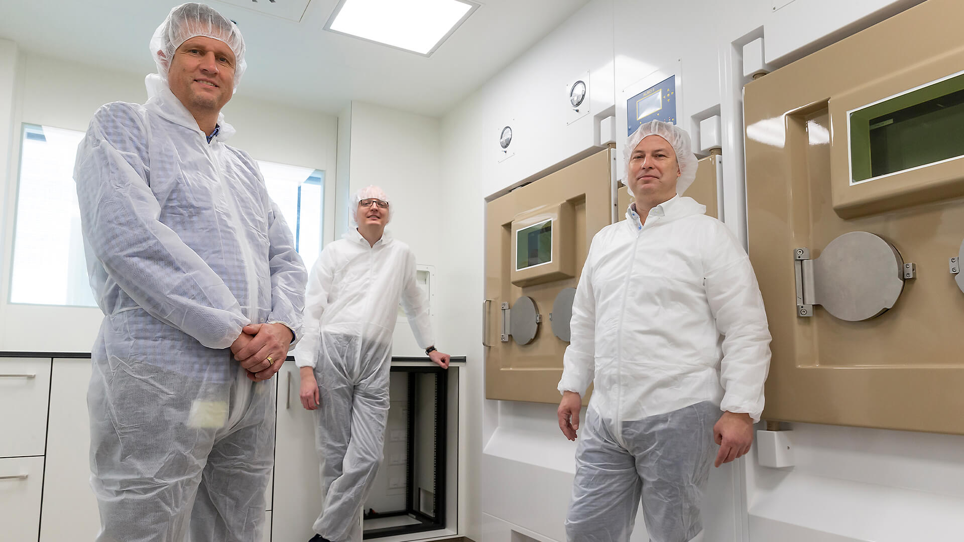 In one of the six hot cell suites, from left to right: Robert Schuit, Alex Duiker and Bert Windhorst.